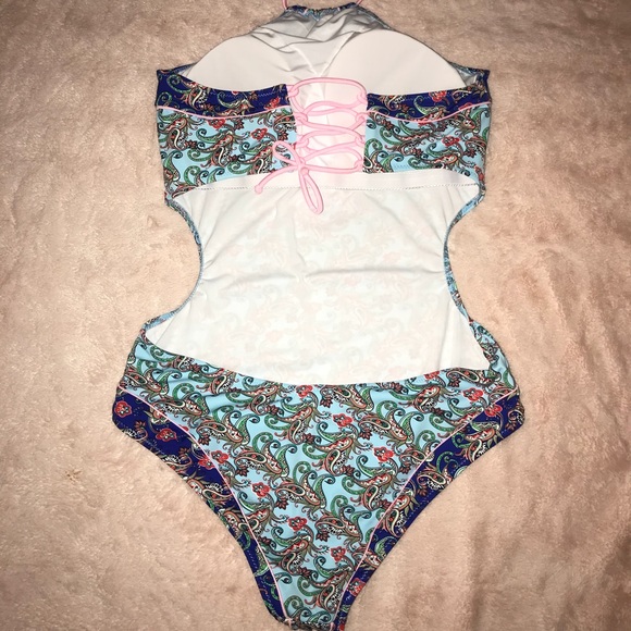 One piece Bathing suit - Picture 2 of 3